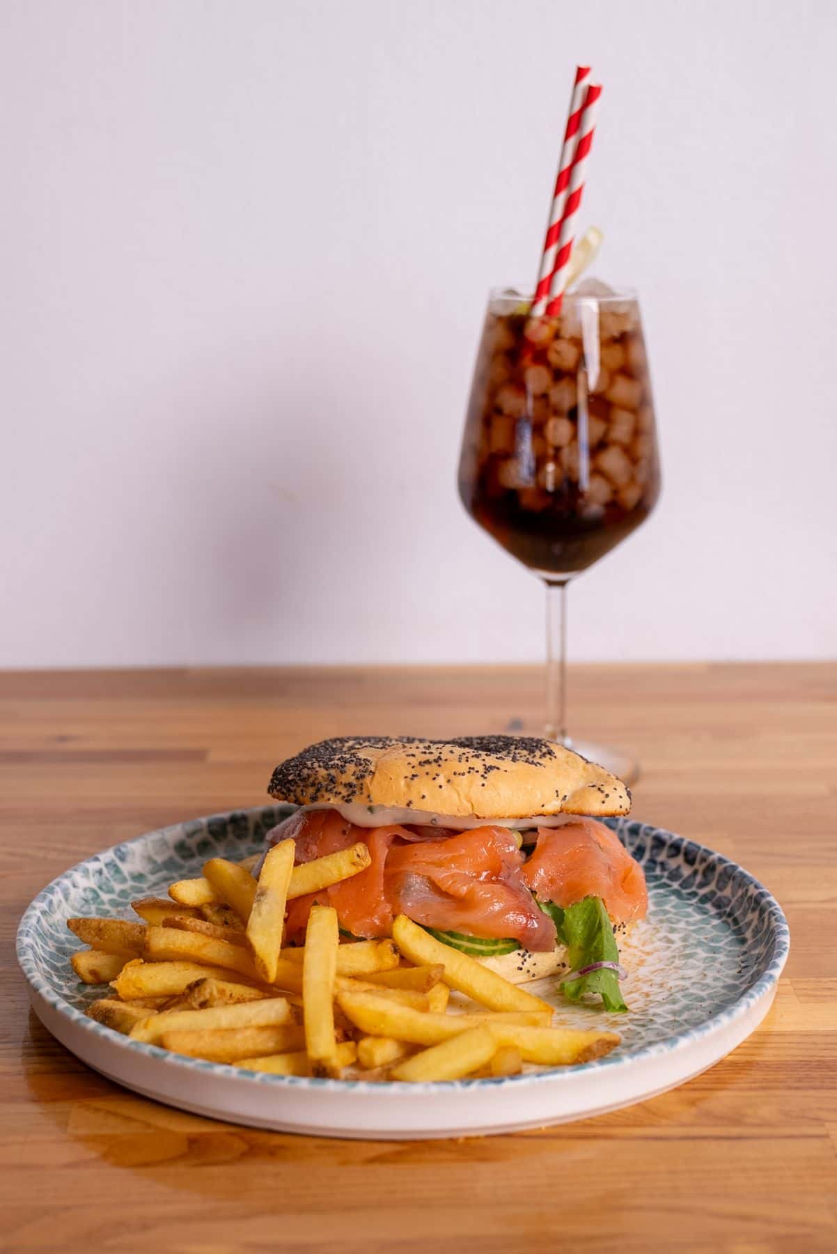 Bagel de salmón ahumado con bebida fría, uno de los favoritos del brunch en Mango Beach House, Playa de los Locos, Torrevieja