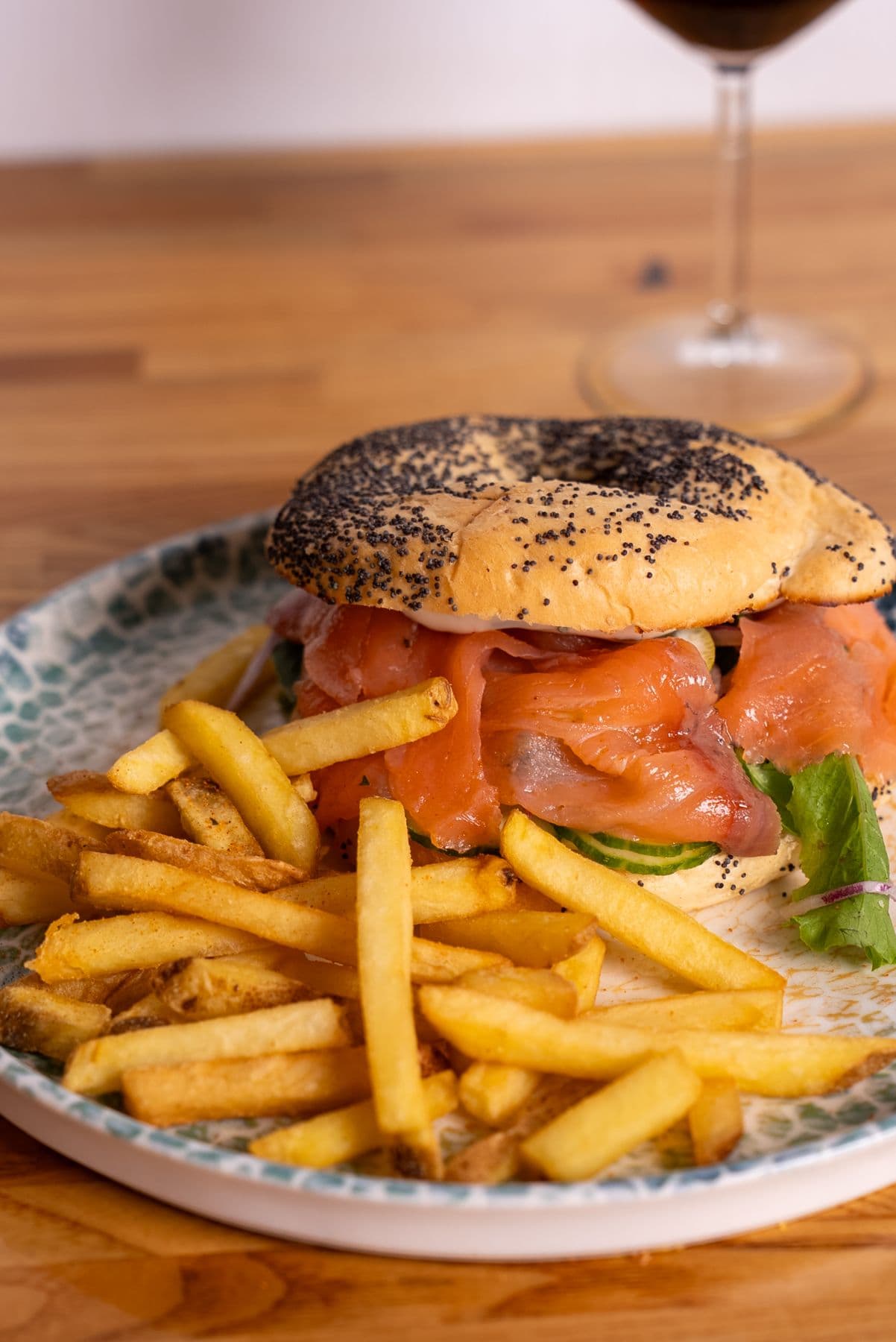 Bagel de salmón ahumado con patatas fritas en Mango Beach House, Torrevieja
