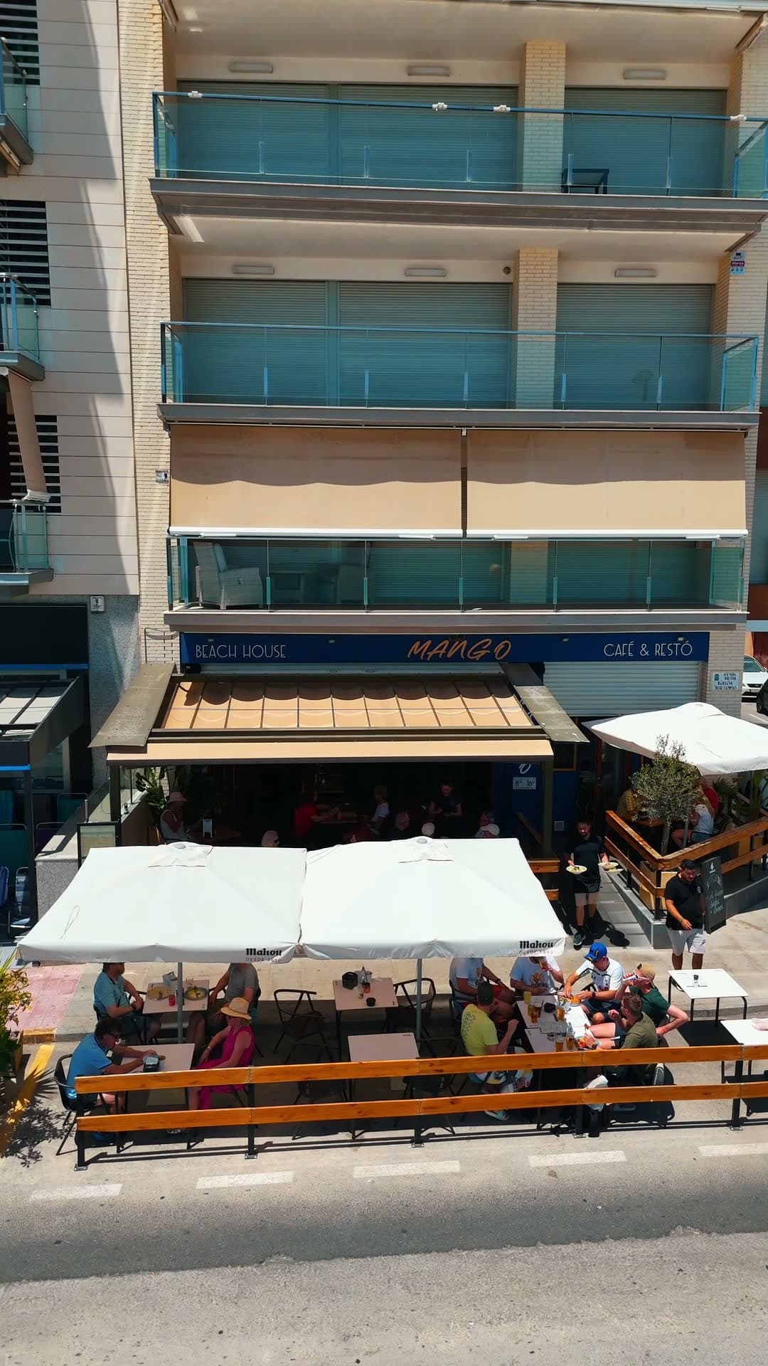 Fachada de Mango Beach House frente a Playa de los Locos, Torrevieja