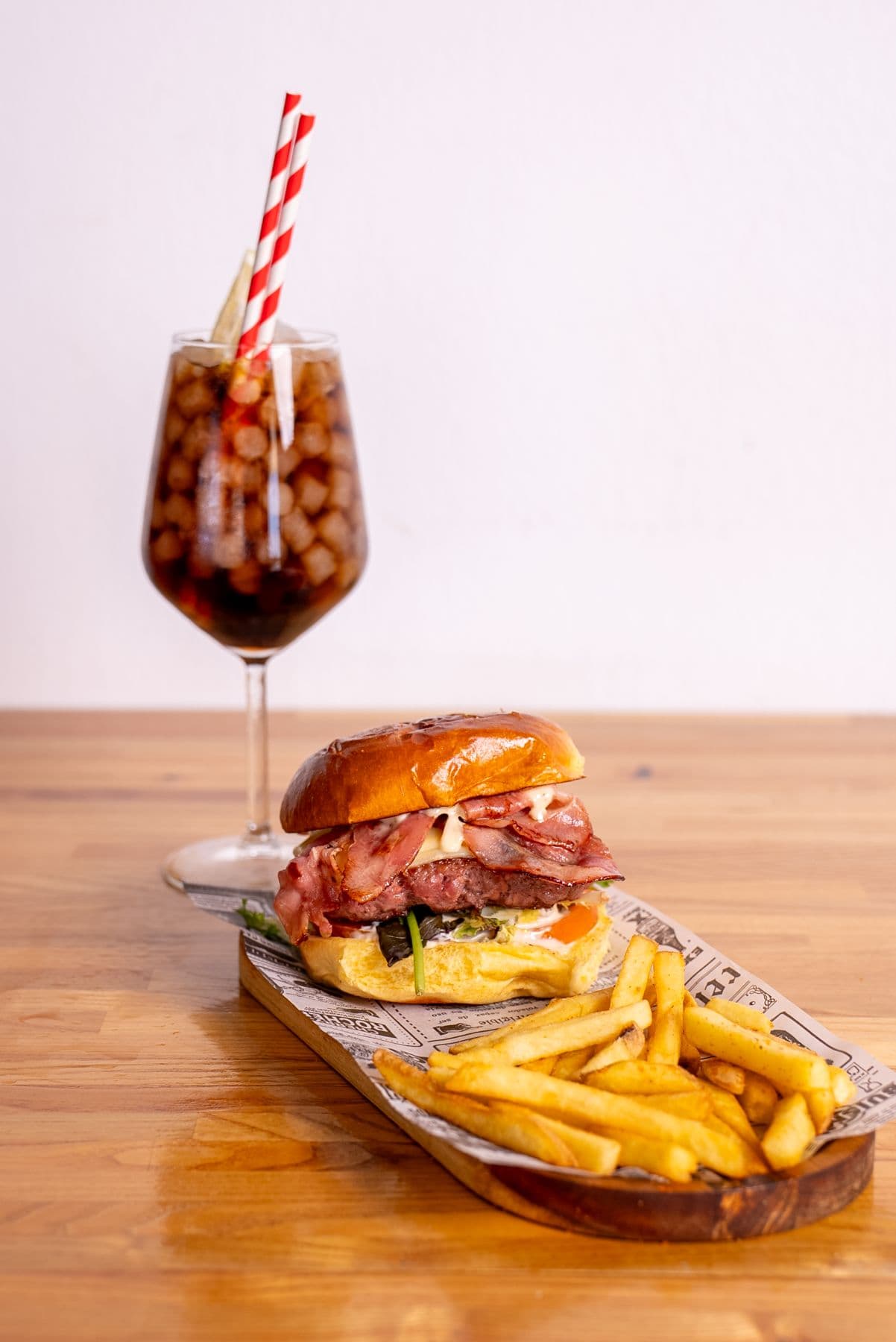 Hamburguesa de ternera con patatas y bebida fría en Mango Beach House, Torrevieja