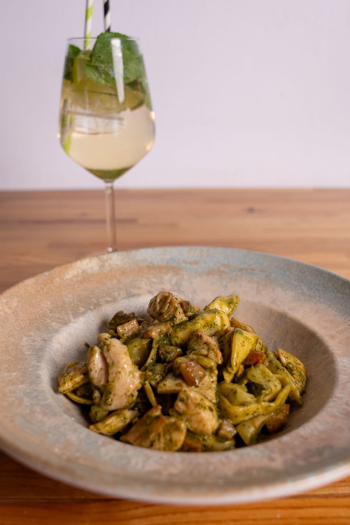 Pasta al pesto con pollo en Mango Beach House, Torrevieja