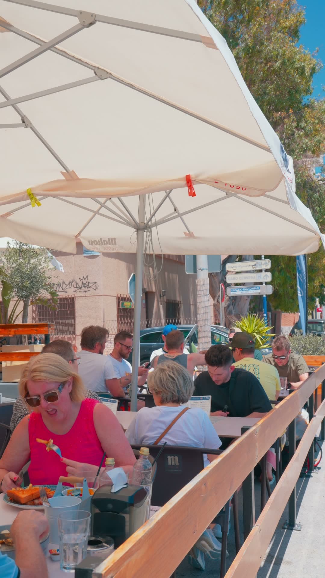 Clientes desayunando en la terraza de Mango Beach House frente a Playa de los Locos